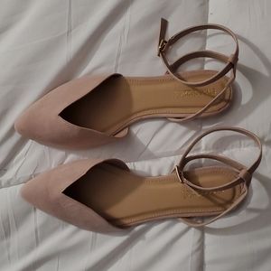 Size 8.5 pointed toe flats. Light pink/blush